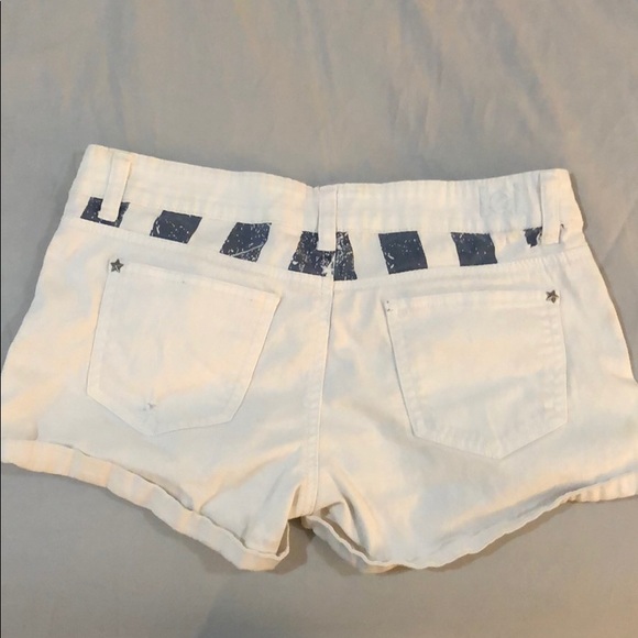 L.E.I. Size 9 Low Rise Blue Flag Striped Shorts - Picture 3 of 3